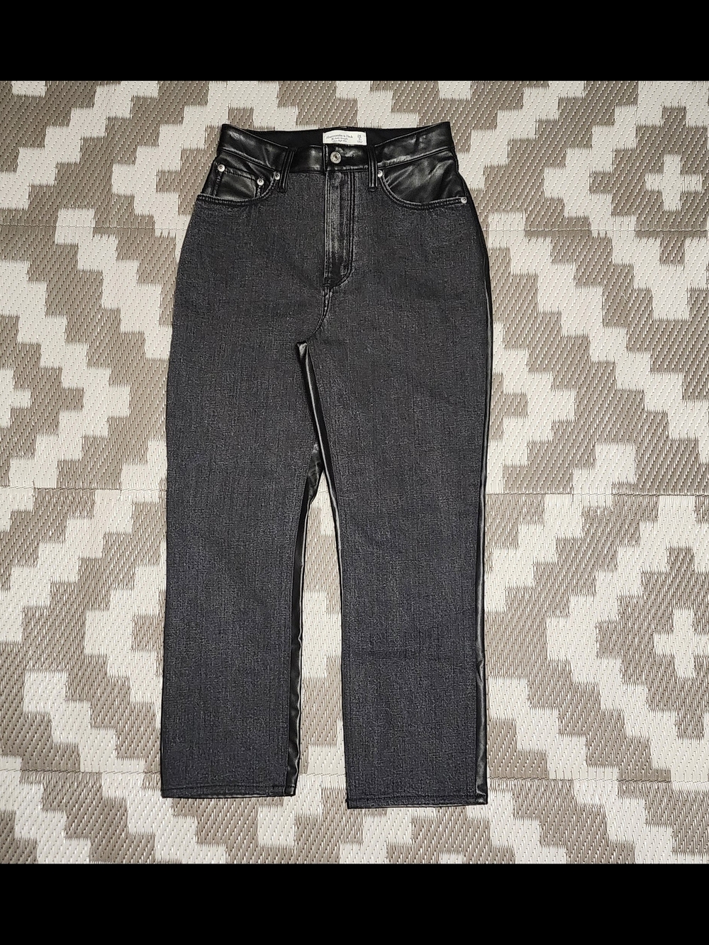 Abercrombie & Fitch Ultra High Rise Ankle Straight Jeans - Size 26